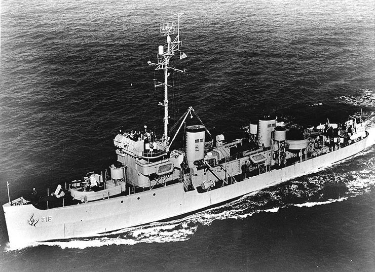 USS Chief AM-315 in 1952.jpg